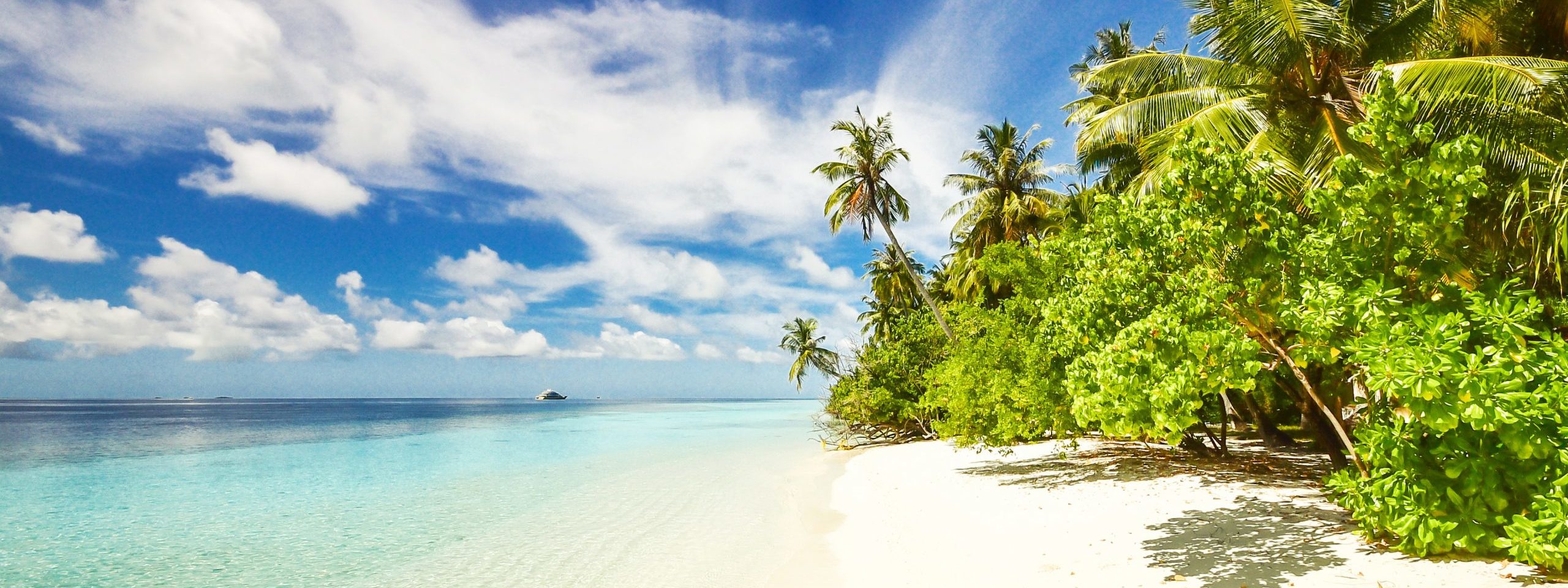 Delightful contrasts of Laamu Atoll, Maldives - Beach Wallpapers